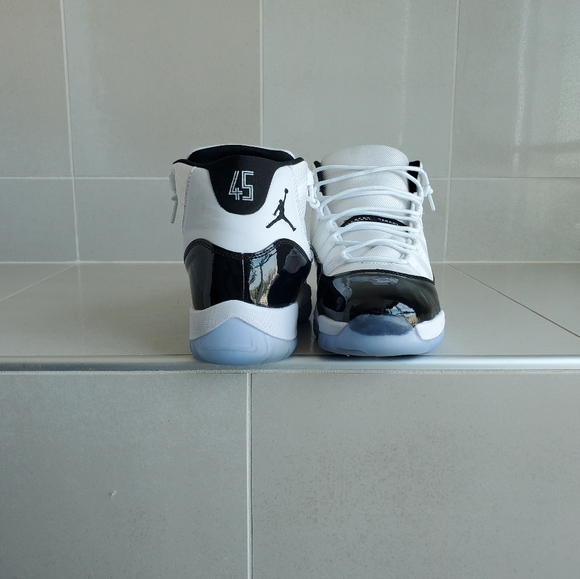 Mens Jordan 11s - Picture 3 of 5
